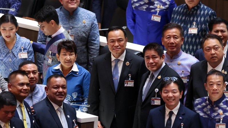 Anutin Charnvirakul usai terpilih sebagai Perdana Menteri (PM) baru Thailand oleh Mahkamah Konstitusi karena pelanggaran etika, di Bangkok, Thailand, Jumat (5/9/2025). (REUTERS/Chalinee Thirasupa)