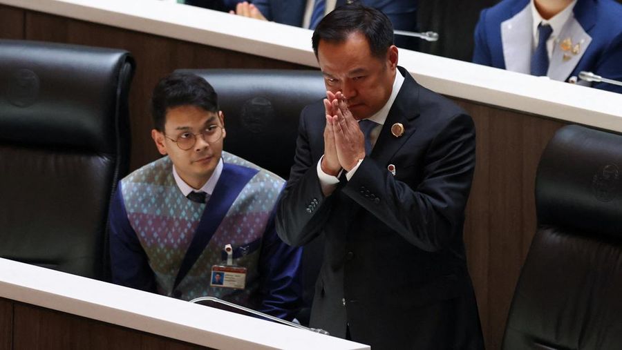 Anutin Charnvirakul usai terpilih sebagai Perdana Menteri (PM) baru Thailand oleh Mahkamah Konstitusi karena pelanggaran etika, di Bangkok, Thailand, Jumat (5/9/2025). (REUTERS/Chalinee Thirasupa)