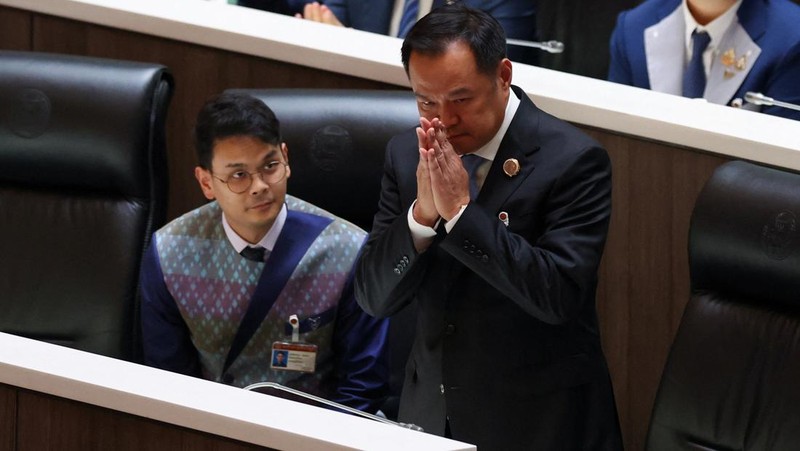 Anutin Charnvirakul usai terpilih sebagai Perdana Menteri (PM) baru Thailand oleh Mahkamah Konstitusi karena pelanggaran etika, di Bangkok, Thailand, Jumat (5/9/2025). (REUTERS/Chalinee Thirasupa)