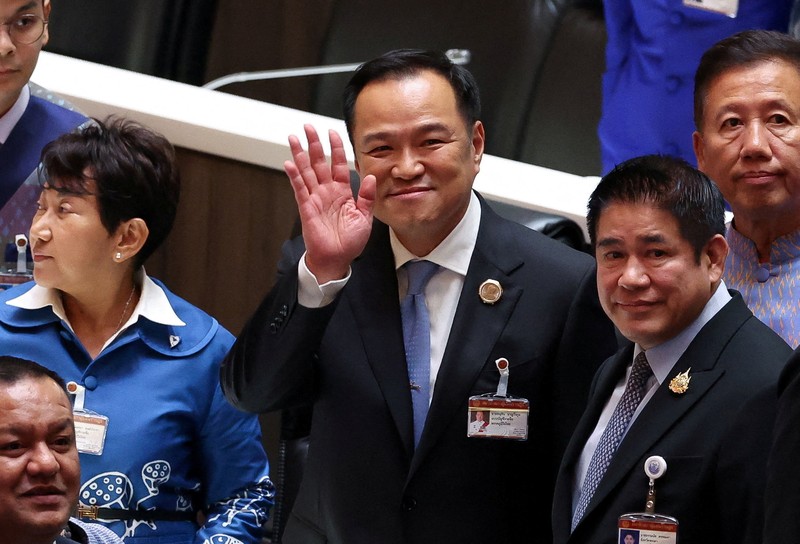 Anutin Charnvirakul usai terpilih sebagai Perdana Menteri (PM) baru Thailand oleh Mahkamah Konstitusi karena pelanggaran etika, di Bangkok, Thailand, Jumat (5/9/2025). (REUTERS/Chalinee Thirasupa)