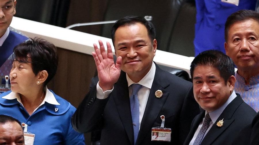 Anutin Charnvirakul usai terpilih sebagai Perdana Menteri (PM) baru Thailand oleh Mahkamah Konstitusi karena pelanggaran etika, di Bangkok, Thailand, Jumat (5/9/2025). (REUTERS/Chalinee Thirasupa)