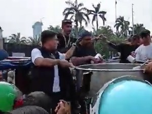 Video: Aksi Bobon Santoso Bagi-bagi Es Teh Gratis ke Pendemo Depan DPR