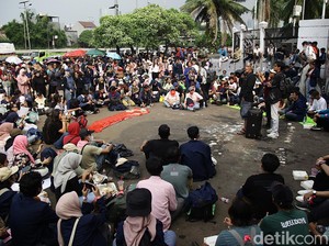 Saat Demo tapi Piknik 17+8 di Depan DPR