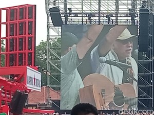 Video Syahdunya Kolaborasi Ebiet G Ade & Iwan Fals di Pestapora 2025