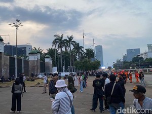 Massa Mahasiswa Kawal Tuntutan 17+8 Bubarkan Diri dari DPR