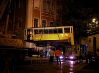 Kereta Gantung Keluar Jalur-Tabrak Gedung, Belasan Tewas