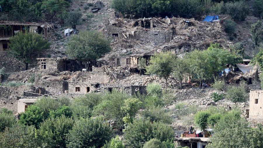 Pasca gempa bumi mematikan di Desa Masud di Distrik Nurgal, Provinsi Kunar, Afghanistan, Kamis (4/9/2025). (REUTERS/Sayed Hassib)