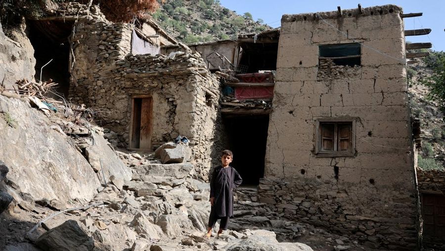 Pasca gempa bumi mematikan di Desa Masud di Distrik Nurgal, Provinsi Kunar, Afghanistan, Kamis (4/9/2025). (REUTERS/Sayed Hassib)