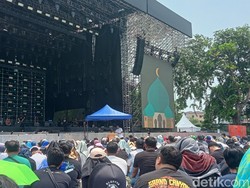 Video Salat Jumat Kalcer di Pestapora 2025, Rhoma Irama Jadi Khotib-Imam