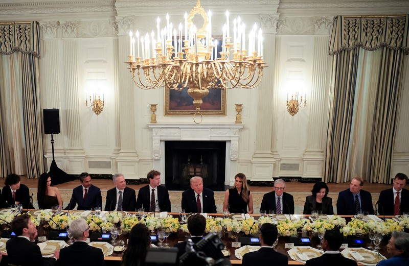 Presiden AS Donald Trump menyelenggarakan jamuan makan malam pribadi untuk para pemimpin teknologi dan bisnis di Ruang Makan Negara, Gedung Putih, Washington, D.C., AS, Kamis (4/9/2025). (REUTERS/Brian Snyder)