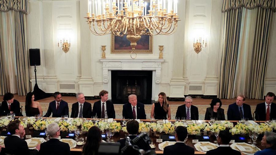 Presiden AS Donald Trump menyelenggarakan jamuan makan malam pribadi untuk para pemimpin teknologi dan bisnis di Ruang Makan Negara, Gedung Putih, Washington, D.C., AS, Kamis (4/9/2025). (REUTERS/Brian Snyder) Presiden AS Donald Trump menyelenggarakan jamuan makan malam pribadi untuk para pemimpin teknologi dan bisnis di Ruang Makan Negara, Gedung Putih, Washington, D.C., AS, Kamis (4/9/2025). (REUTERS/Brian Snyder)