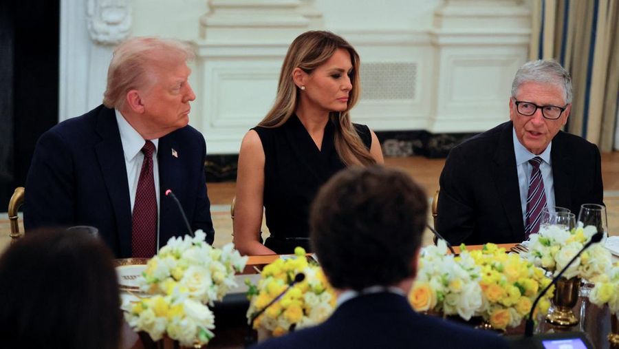 Presiden AS Donald Trump menyelenggarakan jamuan makan malam pribadi untuk para pemimpin teknologi dan bisnis di Ruang Makan Negara, Gedung Putih, Washington, D.C., AS, Kamis (4/9/2025). (REUTERS/Brian Snyder)