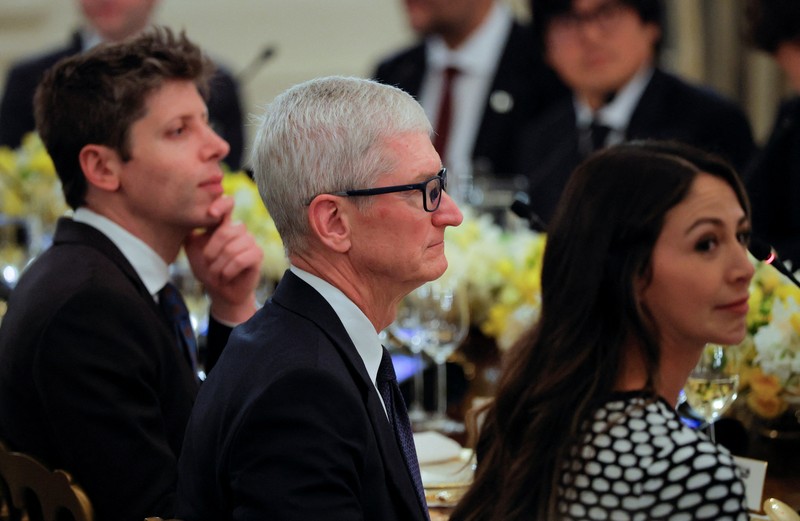 Presiden AS Donald Trump menyelenggarakan jamuan makan malam pribadi untuk para pemimpin teknologi dan bisnis di Ruang Makan Negara, Gedung Putih, Washington, D.C., AS, Kamis (4/9/2025). (REUTERS/Brian Snyder)