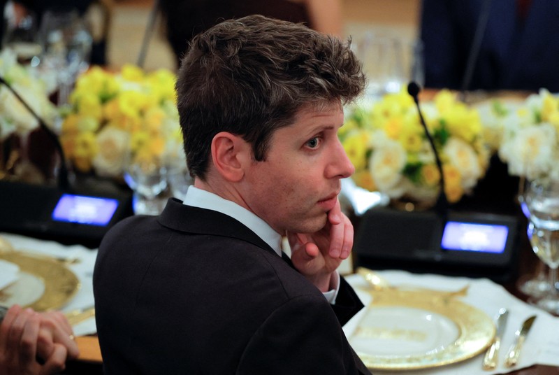 Presiden AS Donald Trump menyelenggarakan jamuan makan malam pribadi untuk para pemimpin teknologi dan bisnis di Ruang Makan Negara, Gedung Putih, Washington, D.C., AS, Kamis (4/9/2025). (REUTERS/Brian Snyder)