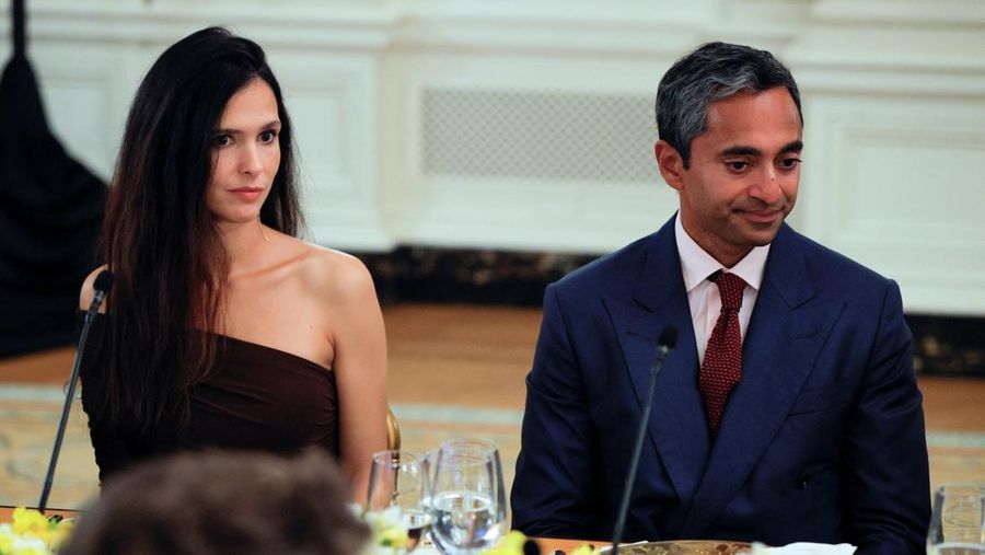 Presiden AS Donald Trump menyelenggarakan jamuan makan malam pribadi untuk para pemimpin teknologi dan bisnis di Ruang Makan Negara, Gedung Putih, Washington, D.C., AS, Kamis (4/9/2025). (REUTERS/Brian Snyder)