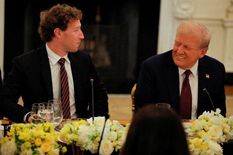 Presiden AS Donald Trump menyelenggarakan jamuan makan malam pribadi untuk para pemimpin teknologi dan bisnis di Ruang Makan Negara, Gedung Putih, Washington, D.C., AS, Kamis (4/9/2025). (REUTERS/Brian Snyder) Presiden AS Donald Trump menyelenggarakan jamuan makan malam pribadi untuk para pemimpin teknologi dan bisnis di Ruang Makan Negara, Gedung Putih, Washington, D.C., AS, Kamis (4/9/2025). (REUTERS/Brian Snyder)