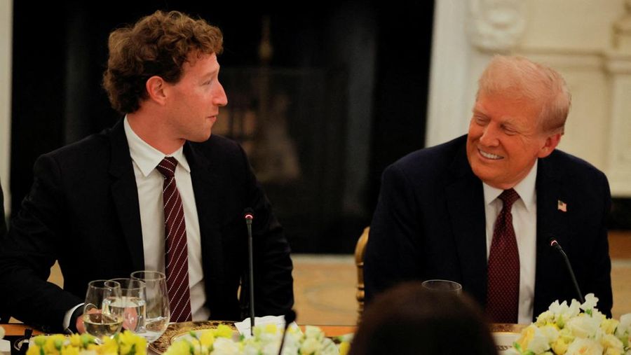Presiden AS Donald Trump menyelenggarakan jamuan makan malam pribadi untuk para pemimpin teknologi dan bisnis di Ruang Makan Negara, Gedung Putih, Washington, D.C., AS, Kamis (4/9/2025). (REUTERS/Brian Snyder) Presiden AS Donald Trump menyelenggarakan jamuan makan malam pribadi untuk para pemimpin teknologi dan bisnis di Ruang Makan Negara, Gedung Putih, Washington, D.C., AS, Kamis (4/9/2025). (REUTERS/Brian Snyder)