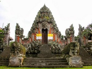 Mengenal Pusering Jagat, Salah Satu Pura Sad Kahyangan di Bali