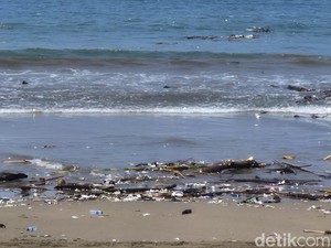Sampah Serbu Pantai Citepus, Wisatawan Hanya Bisa Geleng Kepala