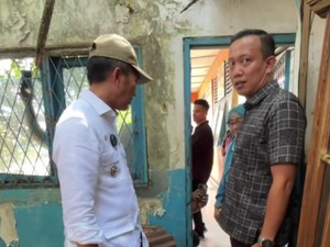 Walkot Tinjau 2 Sekolah Rusak di Palembang, Pastikan Segera Diperbaiki