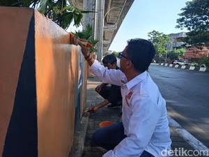 Warga Makassar Bersihkan Coretan Vandalisme Sisa Demo Ricuh di Area Flyover