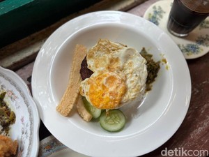 Modal Rp 20.000 Bisa Makan Nasi Burger Enak di Warung Roekoen
