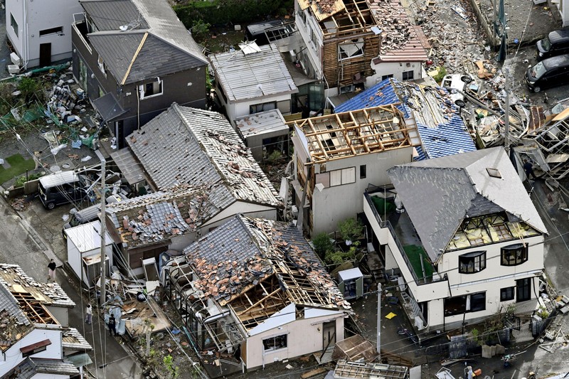 Atap dan dinding luar rumah-rumah penduduk, yang hancur menyusul tornado, berserakan saat topan menghantam wilayah Jepang yang luas, di Makinohara, Jepang, 5 September 2025, dalam foto yang diambil oleh Kyodo. Atap dan dinding luar rumah-rumah penduduk, yang hancur menyusul tornado, berserakan saat topan menghantam wilayah Jepang yang luas, di Makinohara, Jepang, 5 September 2025, dalam foto yang diambil oleh Kyodo. (Mandatory credit Kyodo/via REUTERS)