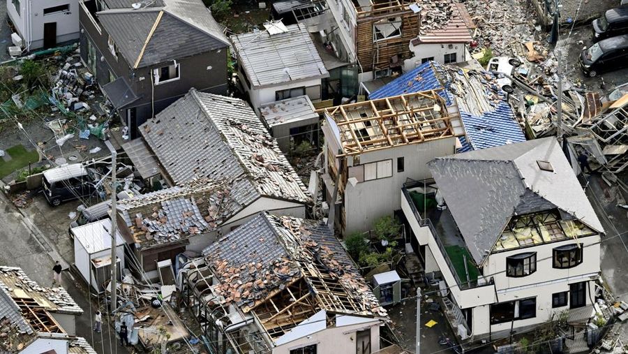 Atap dan dinding luar rumah-rumah penduduk, yang hancur menyusul tornado, berserakan saat topan menghantam wilayah Jepang yang luas, di Makinohara, Jepang, 5 September 2025, dalam foto yang diambil oleh Kyodo. (Mandatory credit Kyodo/via REUTERS)