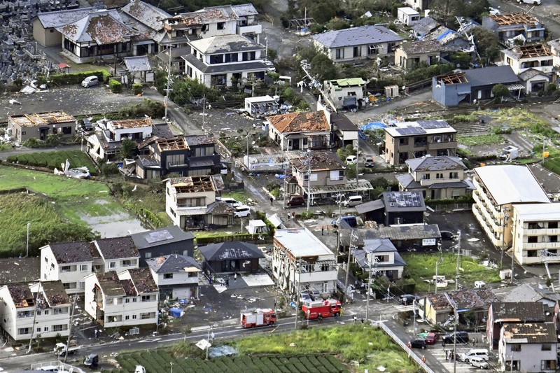 Atap dan dinding luar rumah-rumah penduduk, yang hancur menyusul tornado, berserakan saat topan menghantam wilayah Jepang yang luas, di Makinohara, Jepang, 5 September 2025, dalam foto yang diambil oleh Kyodo. (Mandatory credit Kyodo/via REUTERS)