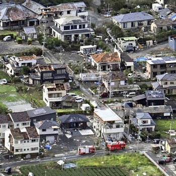 Jepang Porak-poranda Diterjang Topan, Atap Terbang-Mobil Terguling!