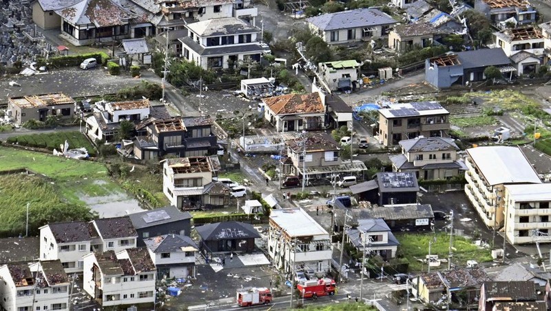 Atap dan dinding luar rumah-rumah penduduk, yang hancur menyusul tornado, berserakan saat topan menghantam wilayah Jepang yang luas, di Makinohara, Jepang, 5 September 2025, dalam foto yang diambil oleh Kyodo. (Mandatory credit Kyodo/via REUTERS)