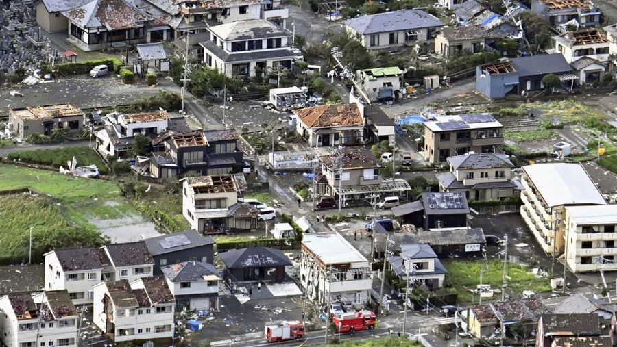 Atap dan dinding luar rumah-rumah penduduk, yang hancur menyusul tornado, berserakan saat topan menghantam wilayah Jepang yang luas, di Makinohara, Jepang, 5 September 2025, dalam foto yang diambil oleh Kyodo. Atap dan dinding luar rumah-rumah penduduk, yang hancur menyusul tornado, berserakan saat topan menghantam wilayah Jepang yang luas, di Makinohara, Jepang, 5 September 2025, dalam foto yang diambil oleh Kyodo. (Mandatory credit Kyodo/via REUTERS)