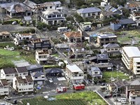 Jepang Porak-poranda Diterjang Topan, Atap Terbang-Mobil Terguling!