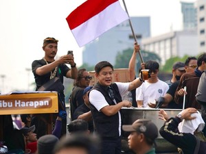Bobon Santoso Bagi-bagi 2.000 Nasi Bungkus Gratis saat Aksi Damai di DPR RI