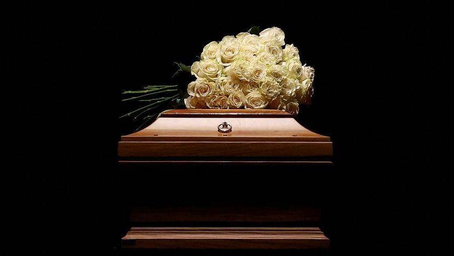 Masyarakat memberikan penghormatan terakhir saat desainer Giorgio Armani disemayamkan di Armani/Teatro, setelah kematiannya pada usia 91 tahun, di Milan, Italia, 6 September 2025. Masyarakat memberikan penghormatan terakhir saat desainer Giorgio Armani disemayamkan di Armani/Teatro, setelah kematiannya pada usia 91 tahun, di Milan, Italia, 6 September 2025. (REUTERS/Gonzalo Fuentes)