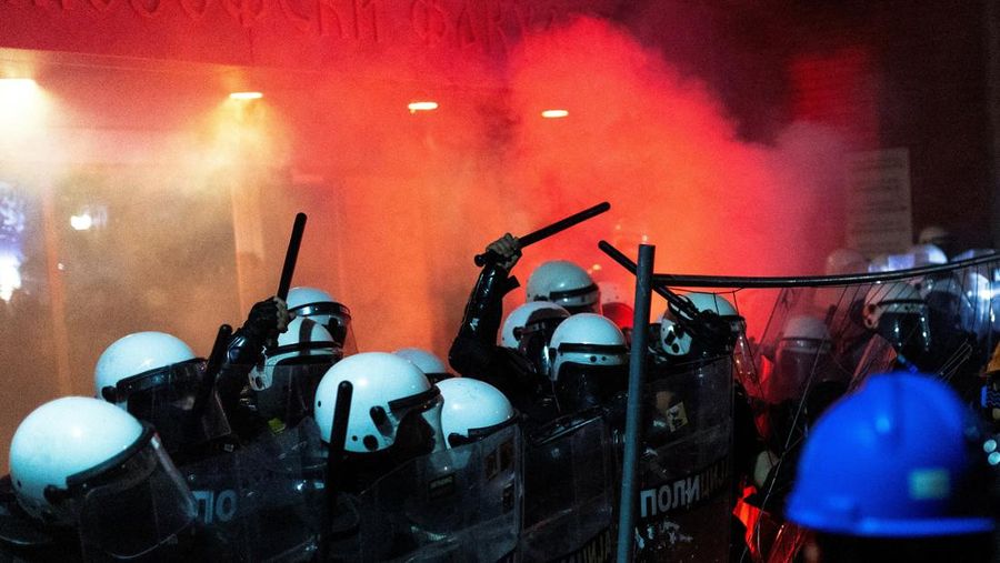 Para pengunjuk rasa antipemerintah bentrok dengan polisi anti huru hara, selama protes terhadap apa yang dikatakan para demonstran sebagai peningkatan kebrutalan polisi, di kampus universitas, di Novi Sad, Serbia, 5 September 2025. (REUTERS/Zorana Jevtic)