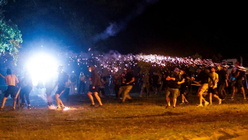 Para pengunjuk rasa antipemerintah bentrok dengan polisi anti huru hara, selama protes terhadap apa yang dikatakan para demonstran sebagai peningkatan kebrutalan polisi, di kampus universitas, di Novi Sad, Serbia, 5 September 2025. (REUTERS/Zorana Jevtic)