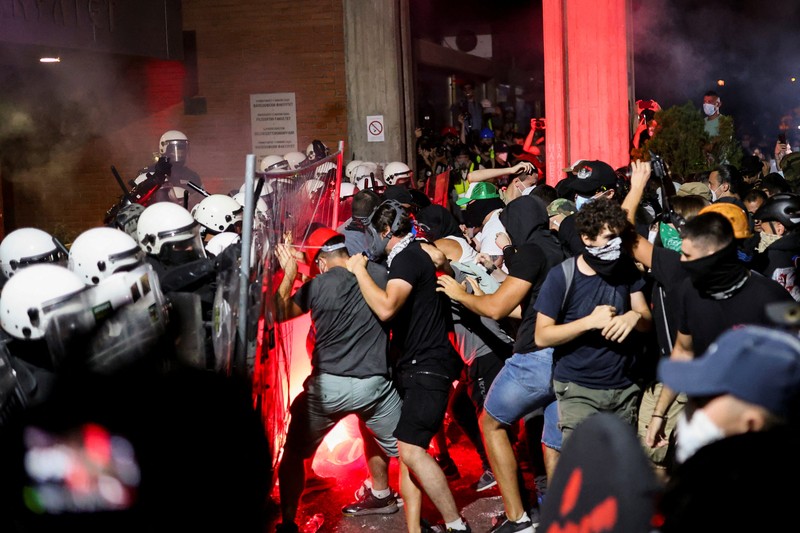 Para pengunjuk rasa antipemerintah bentrok dengan polisi anti huru hara, selama protes terhadap apa yang dikatakan para demonstran sebagai peningkatan kebrutalan polisi, di kampus universitas, di Novi Sad, Serbia, 5 September 2025. Para pengunjuk rasa antipemerintah bentrok dengan polisi anti huru hara, selama protes terhadap apa yang dikatakan para demonstran sebagai peningkatan kebrutalan polisi, di kampus universitas, di Novi Sad, Serbia, 5 September 2025. (REUTERS/Zorana Jevtic)