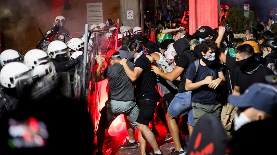 Para pengunjuk rasa antipemerintah bentrok dengan polisi anti huru hara, selama protes terhadap apa yang dikatakan para demonstran sebagai peningkatan kebrutalan polisi, di kampus universitas, di Novi Sad, Serbia, 5 September 2025. (REUTERS/Zorana Jevtic)