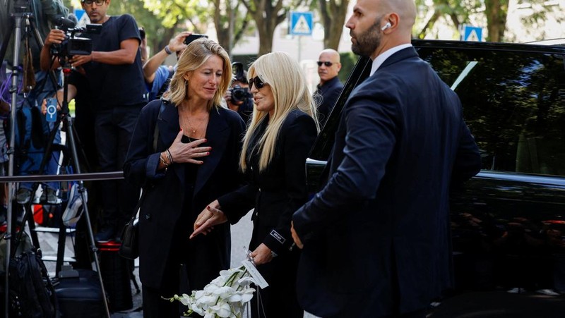Masyarakat memberikan penghormatan terakhir saat desainer Giorgio Armani disemayamkan di Armani/Teatro, setelah kematiannya pada usia 91 tahun, di Milan, Italia, 6 September 2025. (REUTERS/Gonzalo Fuentes)