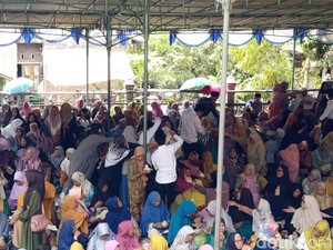 Potret Meriahnya Grebeg Gunungan Lenteng di Magelang