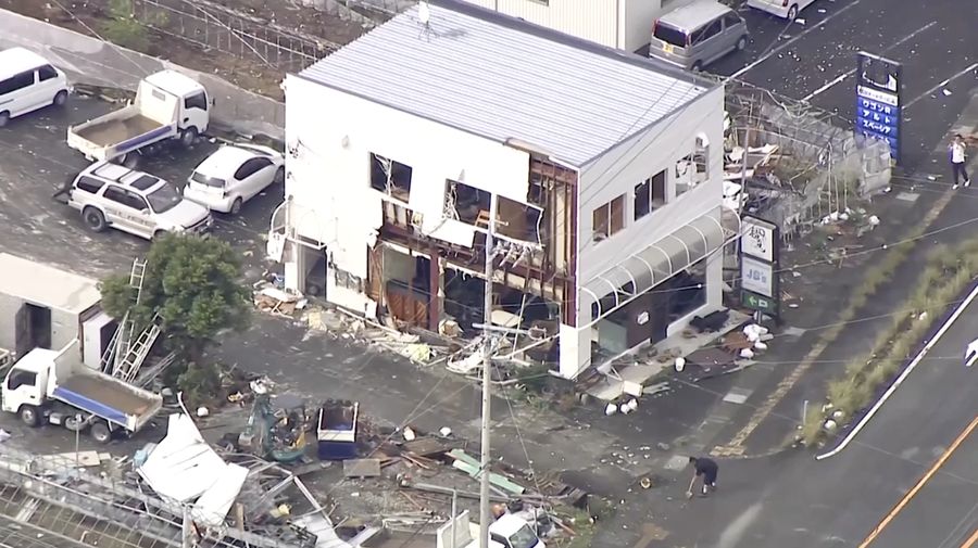 Atap dan dinding luar rumah-rumah penduduk, yang hancur menyusul tornado, berserakan saat topan menghantam wilayah Jepang yang luas, di Makinohara, Jepang, 5 September 2025, dalam foto yang diambil oleh Kyodo. Atap dan dinding luar rumah-rumah penduduk, yang hancur menyusul tornado, berserakan saat topan menghantam wilayah Jepang yang luas, di Makinohara, Jepang, 5 September 2025, dalam foto yang diambil oleh Kyodo. (Mandatory credit Kyodo/via REUTERS)