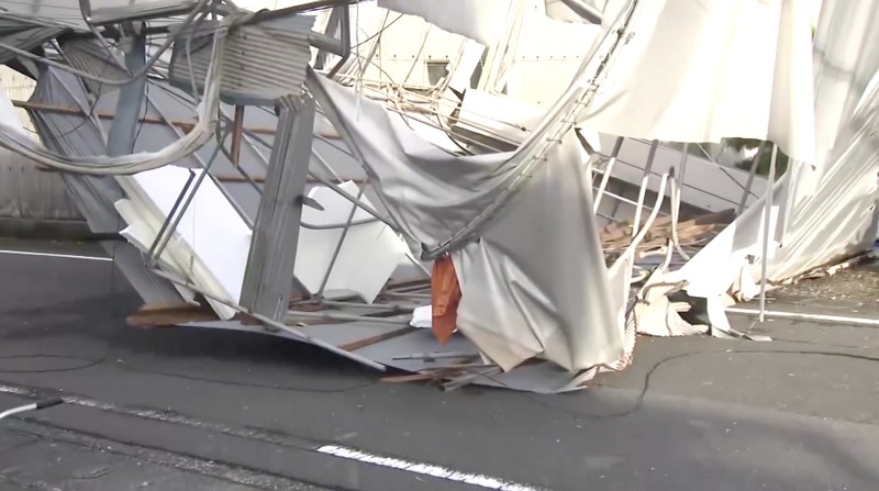 Atap dan dinding luar rumah-rumah penduduk, yang hancur menyusul tornado, berserakan saat topan menghantam wilayah Jepang yang luas, di Makinohara, Jepang, 5 September 2025, dalam foto yang diambil oleh Kyodo. Atap dan dinding luar rumah-rumah penduduk, yang hancur menyusul tornado, berserakan saat topan menghantam wilayah Jepang yang luas, di Makinohara, Jepang, 5 September 2025, dalam foto yang diambil oleh Kyodo. (Mandatory credit Kyodo/via REUTERS)