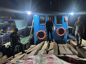 Bakamla RI dan Kemenhut Amankan Kayu Olahan Ilegal di Batam