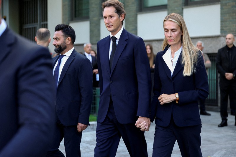 Masyarakat memberikan penghormatan terakhir saat desainer Giorgio Armani disemayamkan di Armani/Teatro, setelah kematiannya pada usia 91 tahun, di Milan, Italia, 6 September 2025. Masyarakat memberikan penghormatan terakhir saat desainer Giorgio Armani disemayamkan di Armani/Teatro, setelah kematiannya pada usia 91 tahun, di Milan, Italia, 6 September 2025. (REUTERS/Gonzalo Fuentes)