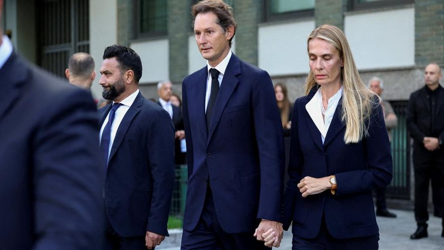 Masyarakat memberikan penghormatan terakhir saat desainer Giorgio Armani disemayamkan di Armani/Teatro, setelah kematiannya pada usia 91 tahun, di Milan, Italia, 6 September 2025. Masyarakat memberikan penghormatan terakhir saat desainer Giorgio Armani disemayamkan di Armani/Teatro, setelah kematiannya pada usia 91 tahun, di Milan, Italia, 6 September 2025. (REUTERS/Gonzalo Fuentes)