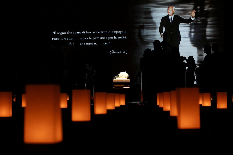 Masyarakat memberikan penghormatan terakhir saat desainer Giorgio Armani disemayamkan di Armani/Teatro, setelah kematiannya pada usia 91 tahun, di Milan, Italia, 6 September 2025. Masyarakat memberikan penghormatan terakhir saat desainer Giorgio Armani disemayamkan di Armani/Teatro, setelah kematiannya pada usia 91 tahun, di Milan, Italia, 6 September 2025. (REUTERS/Gonzalo Fuentes)