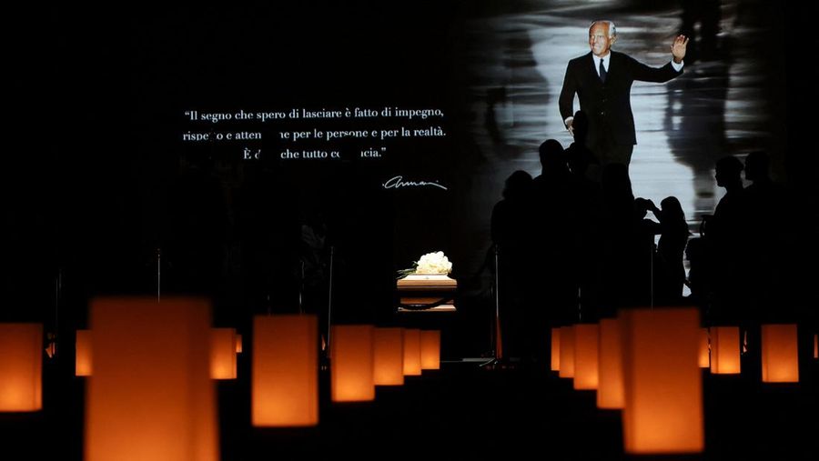 Masyarakat memberikan penghormatan terakhir saat desainer Giorgio Armani disemayamkan di Armani/Teatro, setelah kematiannya pada usia 91 tahun, di Milan, Italia, 6 September 2025. Masyarakat memberikan penghormatan terakhir saat desainer Giorgio Armani disemayamkan di Armani/Teatro, setelah kematiannya pada usia 91 tahun, di Milan, Italia, 6 September 2025. (REUTERS/Gonzalo Fuentes)