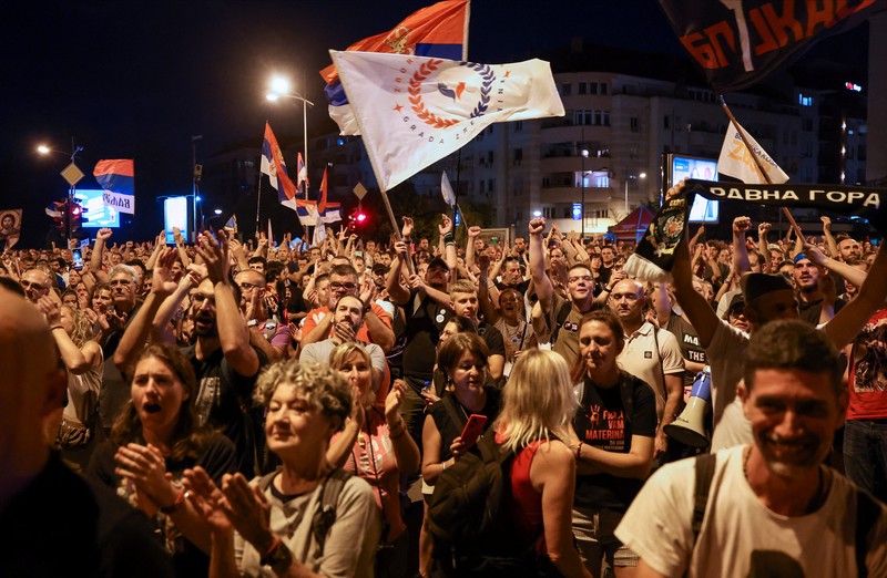 Para pengunjuk rasa antipemerintah bentrok dengan polisi anti huru hara, selama protes terhadap apa yang dikatakan para demonstran sebagai peningkatan kebrutalan polisi, di kampus universitas, di Novi Sad, Serbia, 5 September 2025. Para pengunjuk rasa antipemerintah bentrok dengan polisi anti huru hara, selama protes terhadap apa yang dikatakan para demonstran sebagai peningkatan kebrutalan polisi, di kampus universitas, di Novi Sad, Serbia, 5 September 2025. (REUTERS/Zorana Jevtic)