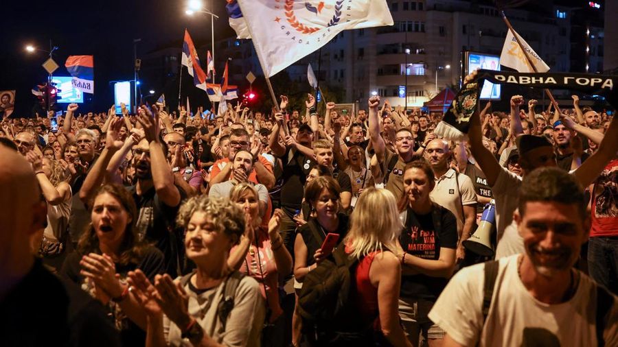 Para pengunjuk rasa antipemerintah bentrok dengan polisi anti huru hara, selama protes terhadap apa yang dikatakan para demonstran sebagai peningkatan kebrutalan polisi, di kampus universitas, di Novi Sad, Serbia, 5 September 2025. (REUTERS/Zorana Jevtic)
